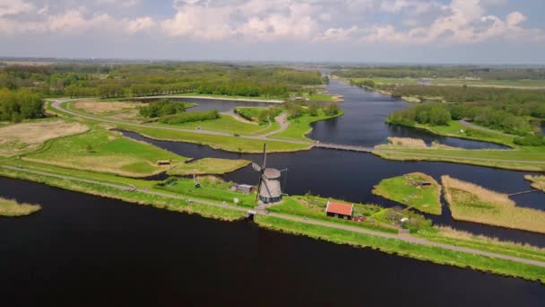 Naturpark Het Twiske typisch holländische Naturlandschaft mit historischer Windmühle in den Niederlanden — Stockvideo