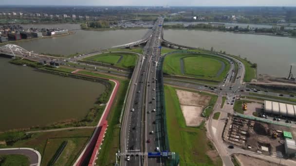 Vista aérea da infra-estrutura holandesa de intersecção A10 em Amesterdão. — Vídeo de Stock