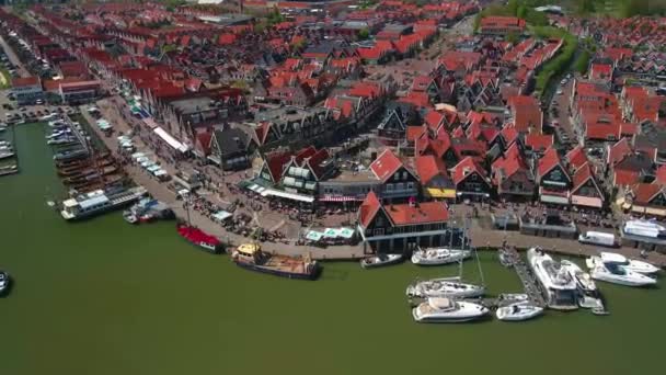 Вид с воздуха на гавань Волендама, Голландия, Нидерланды, Европа Туристическая бывшая рыбацкая деревня. — стоковое видео