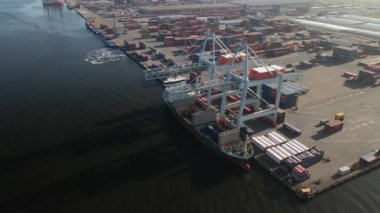 Amsterdam, 3 Nisan 2021, Hollanda 'da. Amsterdam Westpoort konteynırı bir limanda yükleme ve boşaltma yapıyor.