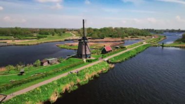 Hollanda 'daki tarihi rüzgar değirmeniyle Doğa Parkı Het Twiske tipik Hollandalı doğa sahnesi