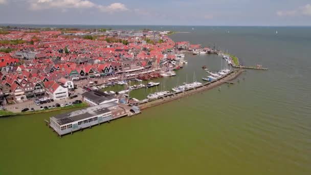 Luchtfoto van de haven van Volendam, Nederland, Europa Toeristisch voormalig vissersdorp. — Stockvideo