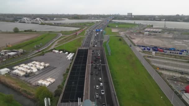 Holländische Autobahn bei Amsterdam Zeeburg A10 Ausfahrt S114 und ein kleiner Stau Luftaufnahme. — Stockvideo