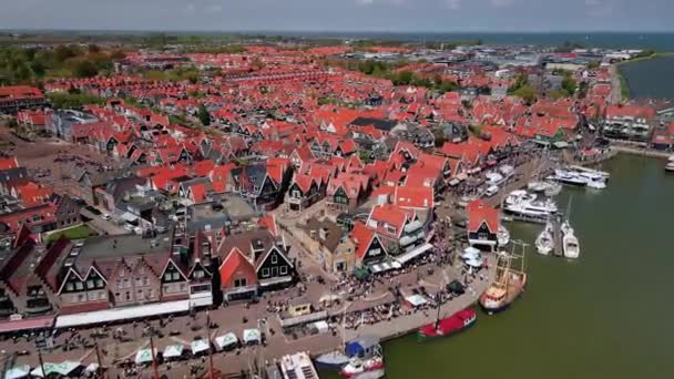 Flygfoto över hamnen i Volendam, Holland, Nederländerna, Europa Turistisk före detta fiskeby. — Stockvideo