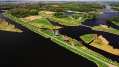 Hollanda 'daki tarihi rüzgar değirmeniyle Doğa Parkı Het Twiske tipik Hollandalı doğa sahnesi