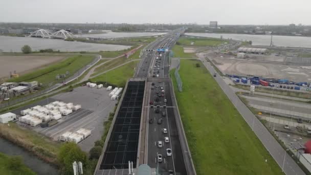 Amsterdam yakınlarındaki Hollanda otoyolu Zeeburg A10 çıkışı S114 ve küçük bir trafik sıkışıklığı hava manzarası. — Stok video