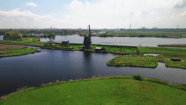 Přírodní park Het Twiske typická holandská přírodní scéna s historickým větrným mlýnem v Nizozemsku — Stock video
