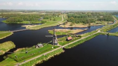 Hollanda 'daki tarihi rüzgar değirmeniyle Doğa Parkı Het Twiske tipik Hollandalı doğa sahnesi