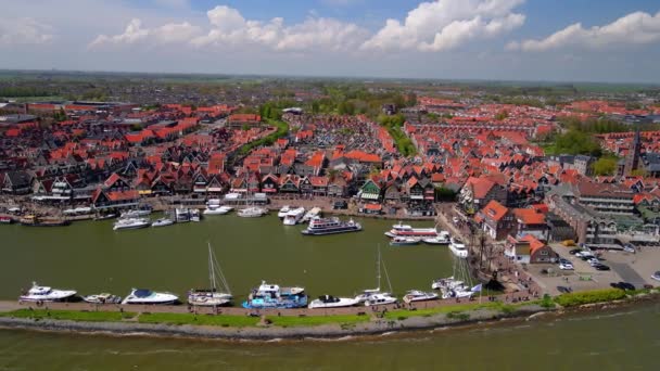 Vista aérea do porto de Volendam, Holanda, Países Baixos, Europa Ex-vila piscatória turística. — Vídeo de Stock