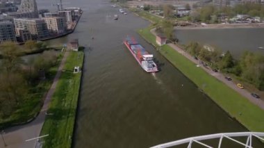 Amsterdam, 9 Mayıs 2021, Hollanda. Konteyner gemisi ve kargo gemisi Amsterdam rijnkanaal 'ından geçiyor..