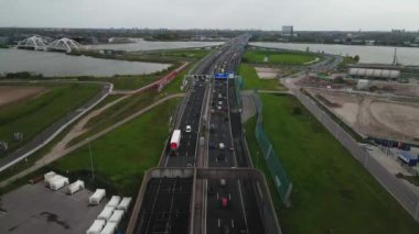 Amsterdam yakınlarındaki Hollanda otoyolu Zeeburg A10 çıkışı S114 ve küçük bir trafik sıkışıklığı hava manzarası.