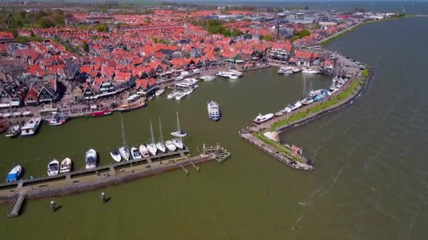 Légi felvétel a Volendam kikötőjéről, Hollandia, Hollandia, Európa Idegenforgalmi egykori halászfalu. — Stock videók