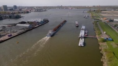 Amsterdam, 9 Mayıs 2021, Hollanda. Konteyner gemisi ve kargo gemisi Amsterdam rijnkanaal 'ından geçiyor..