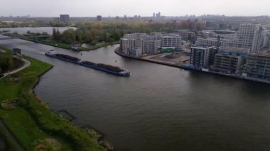Amsterdam, 9 Mayıs 2021, Hollanda. Konteyner gemisi ve kargo gemisi Amsterdam rijnkanaal 'ından geçiyor..