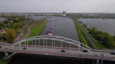 Amsterdam, 9 Mayıs 2021, Hollanda. Konteyner gemisi ve kargo gemisi Amsterdam rijnkanaal 'ından geçiyor..