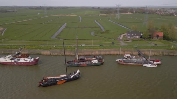 Vista aérea de um barco de fundo plano tradicional atracando em direção ao grampo de drone terrestre. — Vídeo de Stock