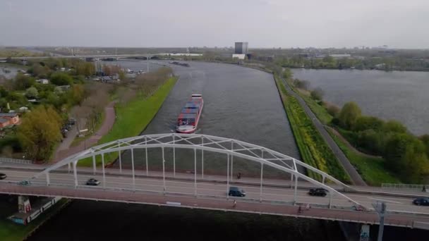 Άμστερνταμ, 9 Μαΐου 2021, Κάτω Χώρες. Εμπορευματοκιβώτια και φορτηγά πλοία που πλέουν μέσω του Amsterdams rijnkanaal. — Αρχείο Βίντεο