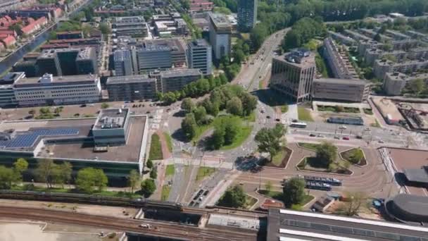 Prins Bernhard plein piazza intorno a sud-est di Amsterdam e l'iperlasso stazione Amstel. — Video Stock