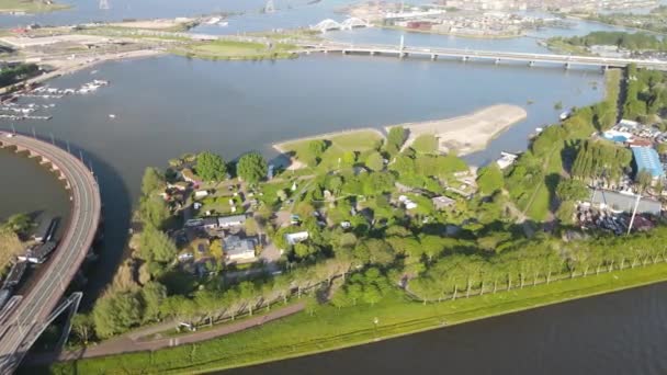 Lokasi perkemahan dekat Amsterdam Zeeburg pandangan pesawat tak berawak di Belanda. Belanda saat matahari terbenam. — Stok Video