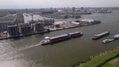 Amsterdam, 9 Mayıs 2021, Hollanda. Konteyner gemisi ve kargo gemisi Amsterdam rijnkanaal 'ından geçiyor..