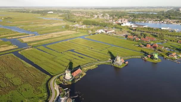 Vista aérea de los molinos de viento en Zaanse Schans en Zaandam, Holanda, Países Bajos, Europa — Vídeos de Stock
