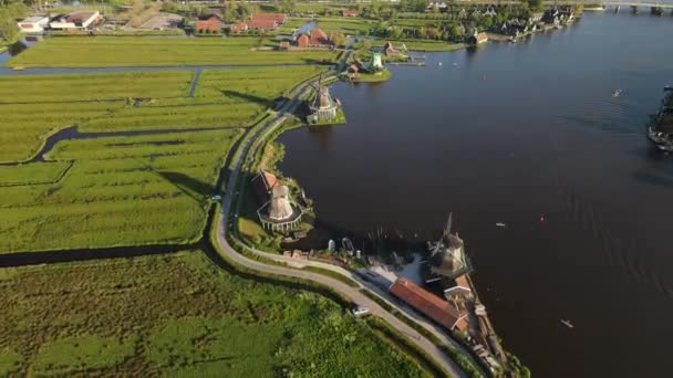 Flygfoto över väderkvarnarna vid Zaanse Schans i Zaandam, Holland, Nederländerna, Europa — Stockvideo