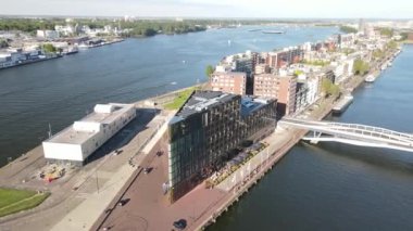Amsterdam, 1 Haziran 2021, Hollanda 'da. Jakarta Oteli, KNSM Eiland, Lj nehri üzerinde..