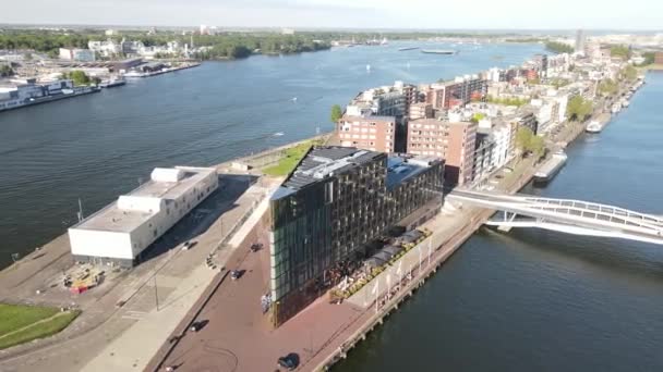 Амстердам, 1 июня 2021 года, Нидерланды. Отель Джакарта, на KNSM eiland на реке Ij. — стоковое видео