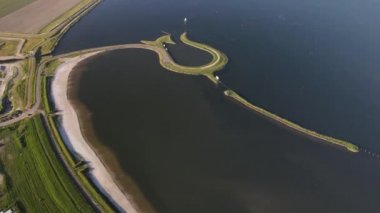 Hollanda 'nın Zeewolde şehrindeki Lale Adası insansız hava aracı görüntüsü.