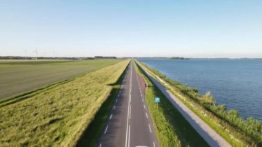 Zeewolde, Hollanda Avrupa yakınlarındaki bir yol çiftliklerinin ve rüzgar türbinlerinin insansız hava aracı görüntüsü