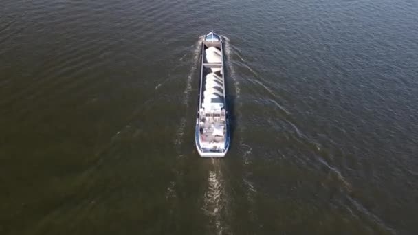 Letecký pohled na nákladní loď na Ij v Amsterdamu, Nizozemsko. — Stock video