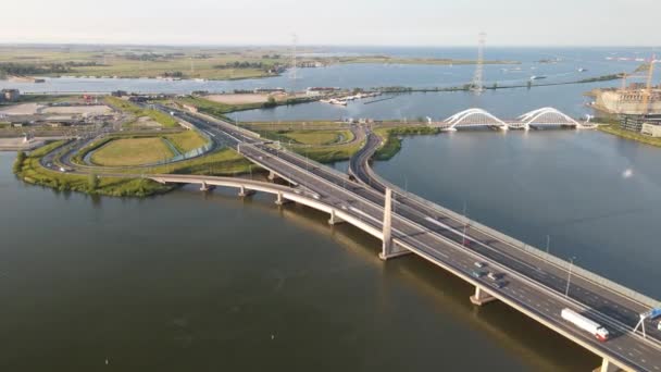 Вид с воздуха на пересечение автострады A10 S114 в Амстердаме с проездом. — стоковое видео