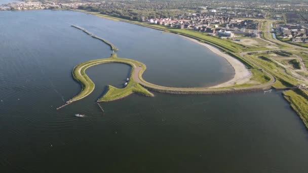 Widok z lotu ptaka na wyspę Tulip w Zeewolde, Holandia. — Wideo stockowe