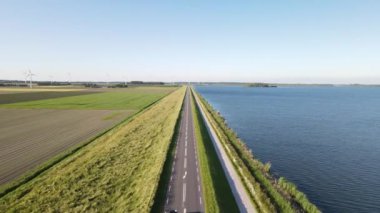 Zeewolde, Hollanda Avrupa yakınlarındaki bir yol çiftliklerinin ve rüzgar türbinlerinin insansız hava aracı görüntüsü