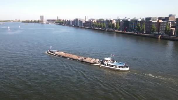 Luchtdrone zicht op een vrachtschip op het Ij in Amsterdam, Nederland. — Stockvideo