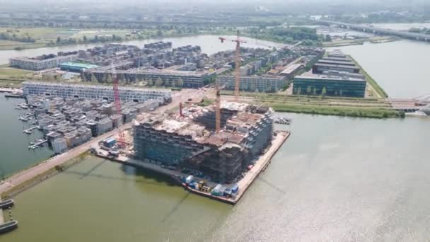 Hyperlapsus d'un chantier de construction d'un immeuble résidentiel avec grues près d'Ijburg, Amsterdam Pays-Bas. Pays Bas. — Video