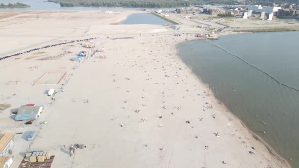 Plaża Amsterdam Blijburg w Holandii, Holandia. dron powietrzny przelatuje nad nami w upalny letni dzień. — Wideo stockowe