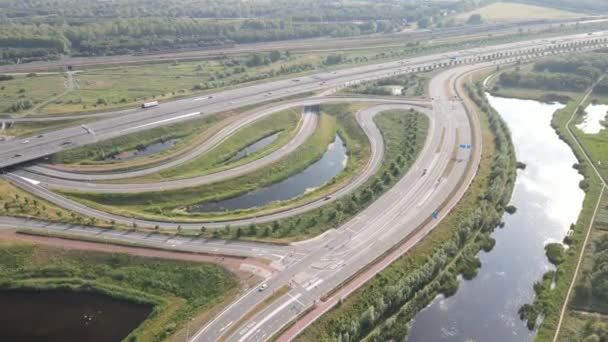Knooppunt Diemen Vue aérienne par drone de l'autoroute d'infrastructure néerlandaise un jour d'été. — Video