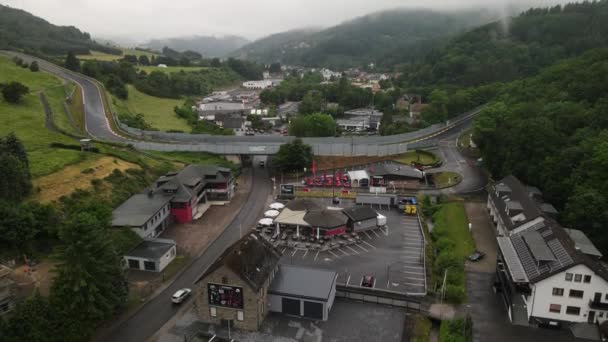 Adenau, 22. Juni 2021, Deutschland. Nürburgring Rennstrecke Nürburgring Drohnenblick in der Eifel an einem bewölkten Tag. — Stockvideo