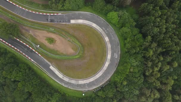 モータースポーツは曇った日にドイツのアイフェルでレーストラックをサーキット. — ストック動画