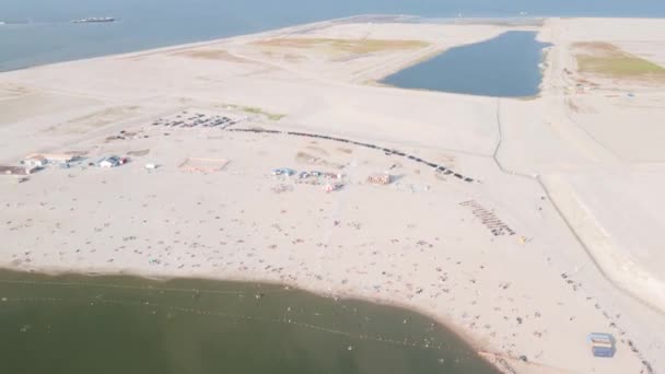 Hyperlapse timelapse av Amsterdam Blijburg stranden i Nederländerna, Holland. Flygdrönare flyger över en varm sommardag. — Stockvideo