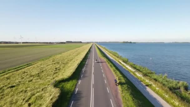 Flygdrönare syn på en väg gårdar och vindkraftverk nära Zeewolde, Nederländerna Europa — Stockvideo