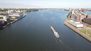 Hollanda, Amsterdam 'da bir yük gemisinin insansız hava aracı görüntüsü..