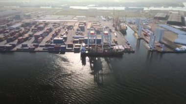 Amsterdam, 3 Nisan 2021, Hollanda 'da. Amsterdam Westpoort konteynırı bir limanda yükleme ve boşaltma yapıyor.