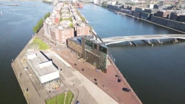 Amsterdam, 1 Haziran 2021, Hollanda 'da. Jakarta Oteli, KNSM Eiland, Lj nehri üzerinde..