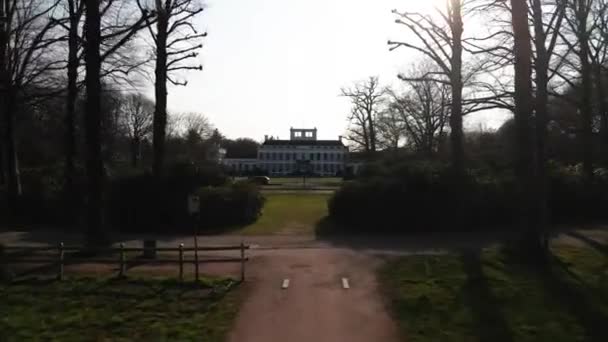 Letecký palác Paleis Soestdijk poblíž Baarnu v Holandsku. — Stock video