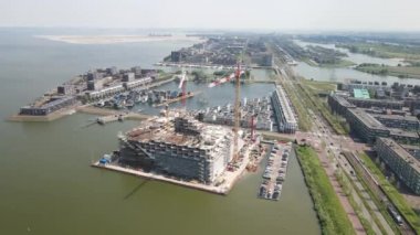 Sluishuis inşaat alanı, Ijburg, Amsterdam Hollanda yakınlarında vinçleri olan bir apartman dairesi. Hollanda.
