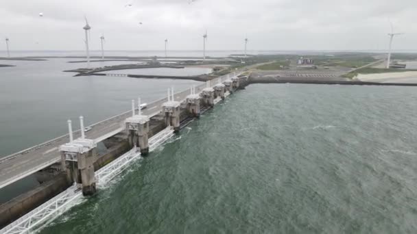 Delta pracuje v Nizozemsku, Neeltje Jans Oosterscheldekering v Zeelandu, Walcheren. — Stock video