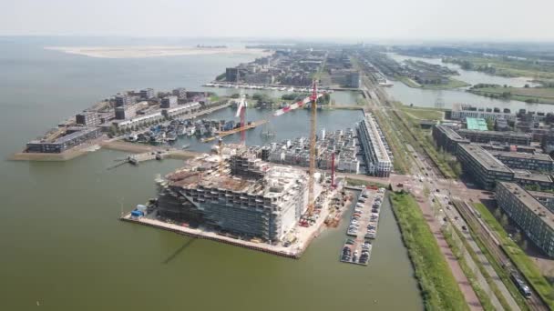 Le site de construction du Sluishuis est un immeuble résidentiel avec grues près d'Ijburg, Amsterdam, Pays-Bas. Pays Bas. — Video
