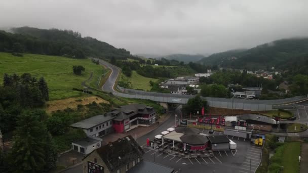 德国Adenau，在阴天的Eifel看到的赛车场无人驾驶飞机. — 图库视频影像
